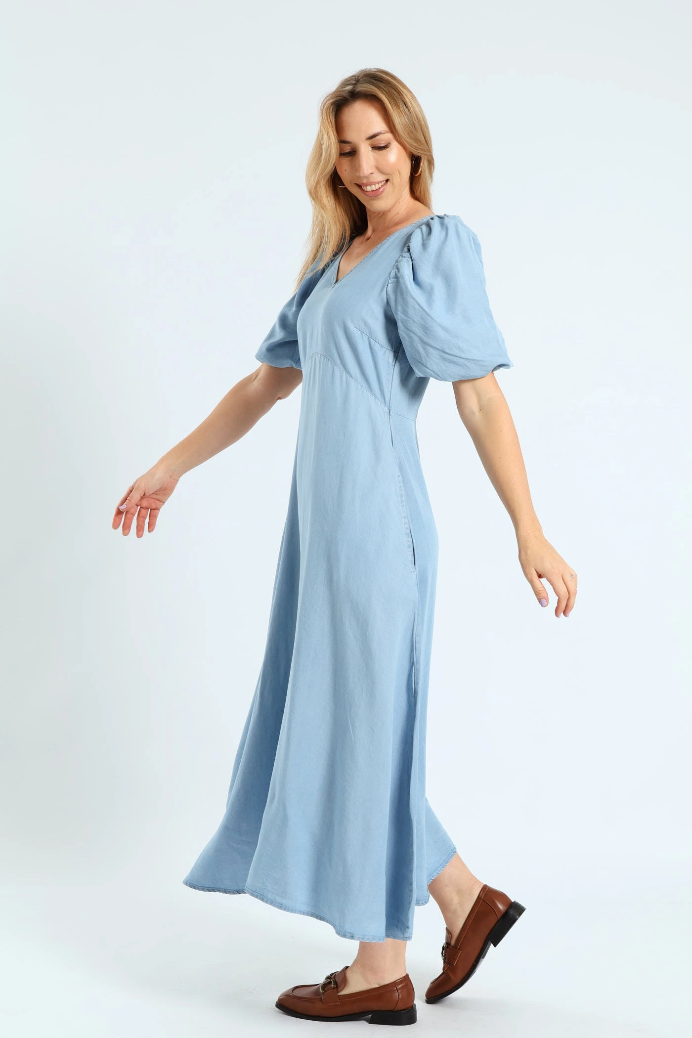 Light Outfit Subtle Finish Bubble Sleeve V-Neck Pocket Midaxi Dress - Light Wash