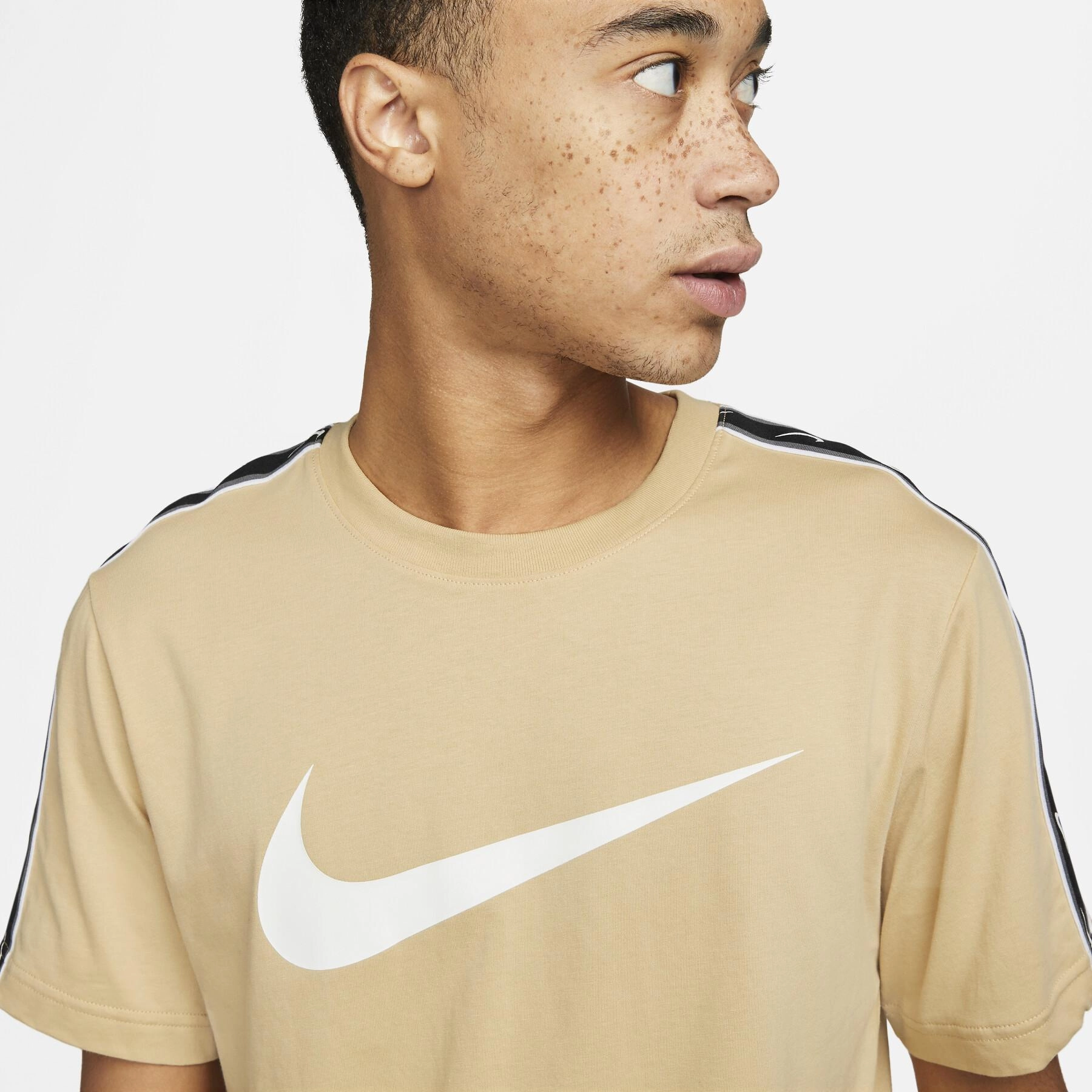 Repeat Swoosh T-shirt Simple Yet Cozy SoftTouchFinish