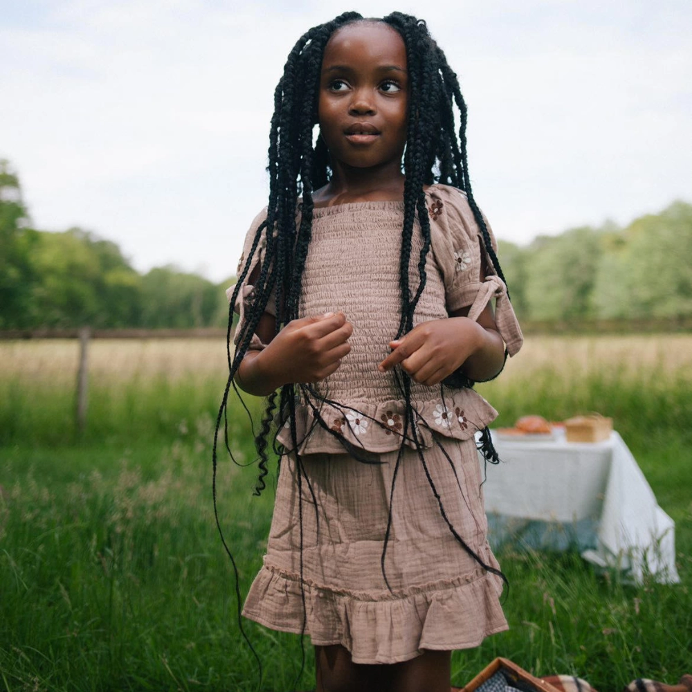 NOTHING BUT AMOR Embroidered Daisy Set with Skirt, Brown Air Beauty Cool Texture