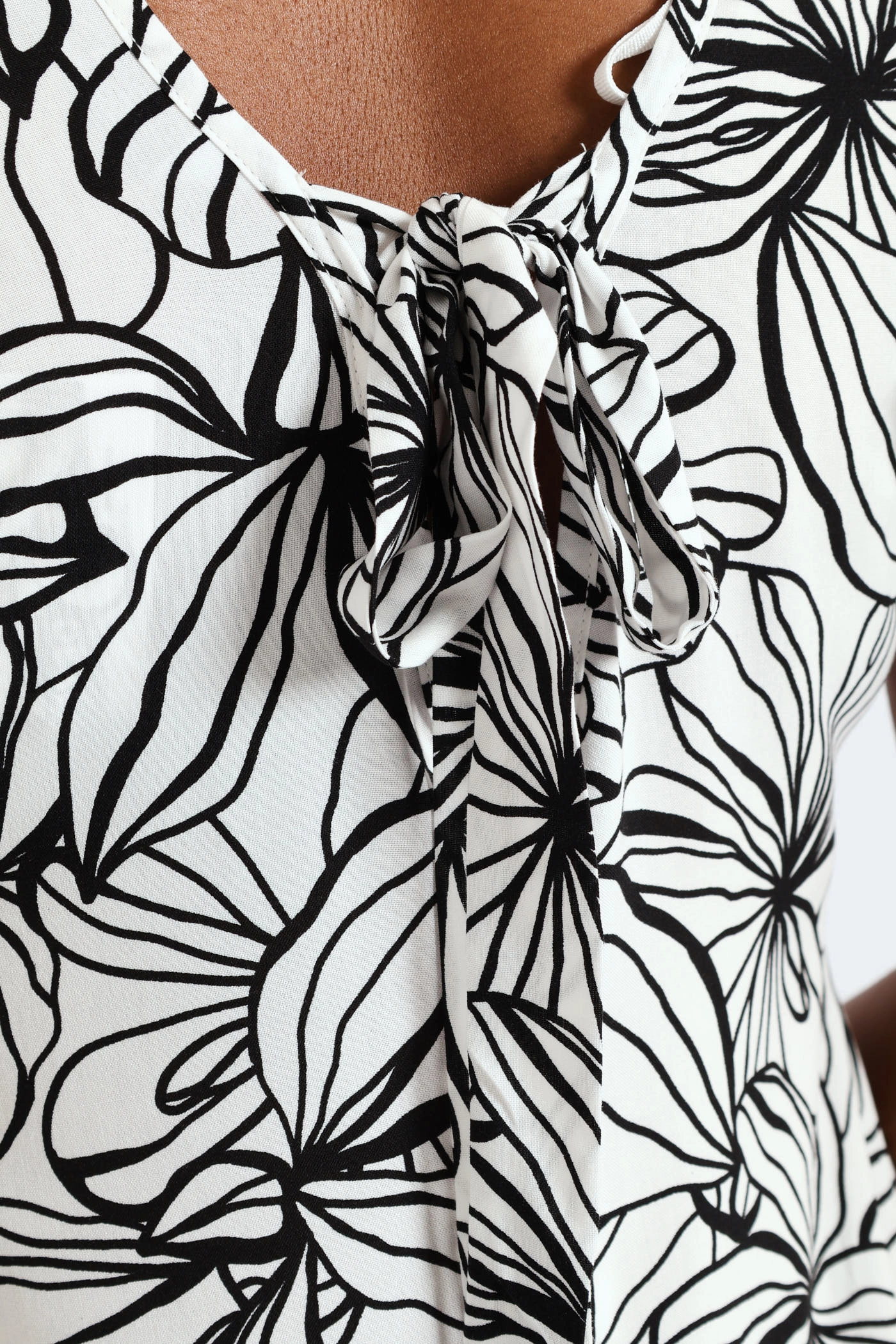 V-Neck Frill Sleeve Drop Hem Printed Mini Dress - White/Black Cool Motion Lazy Pick