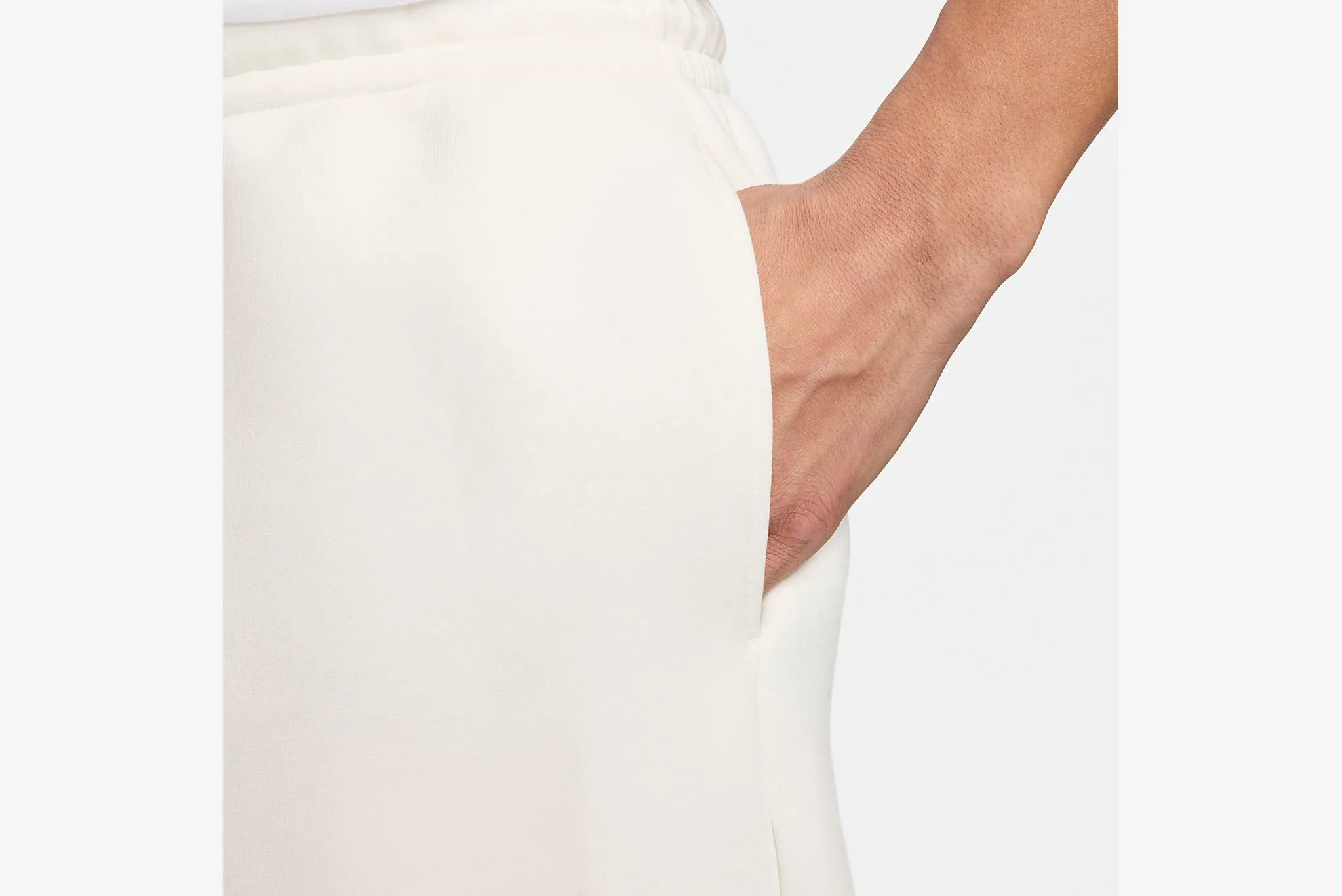 Modern Chic Thin Core Nike "Sportswear Tech Fleece Reimagined Shorts" M - Sail