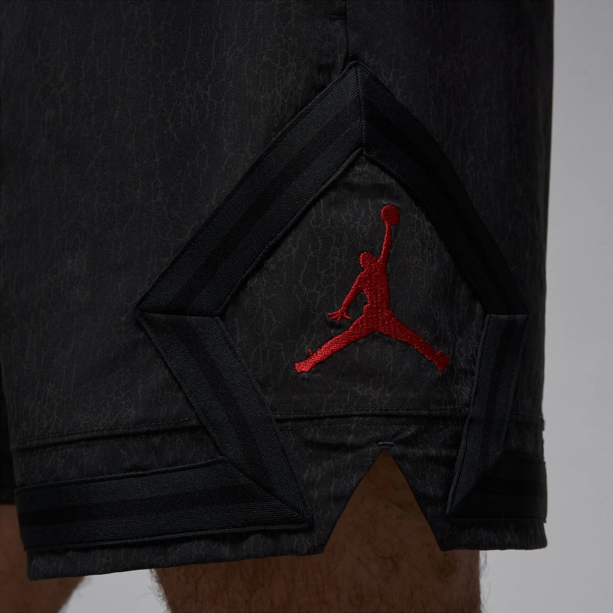Jordan "Woven Diamond Shorts" M- Off Noir/ Gym Red Windproof Fabric