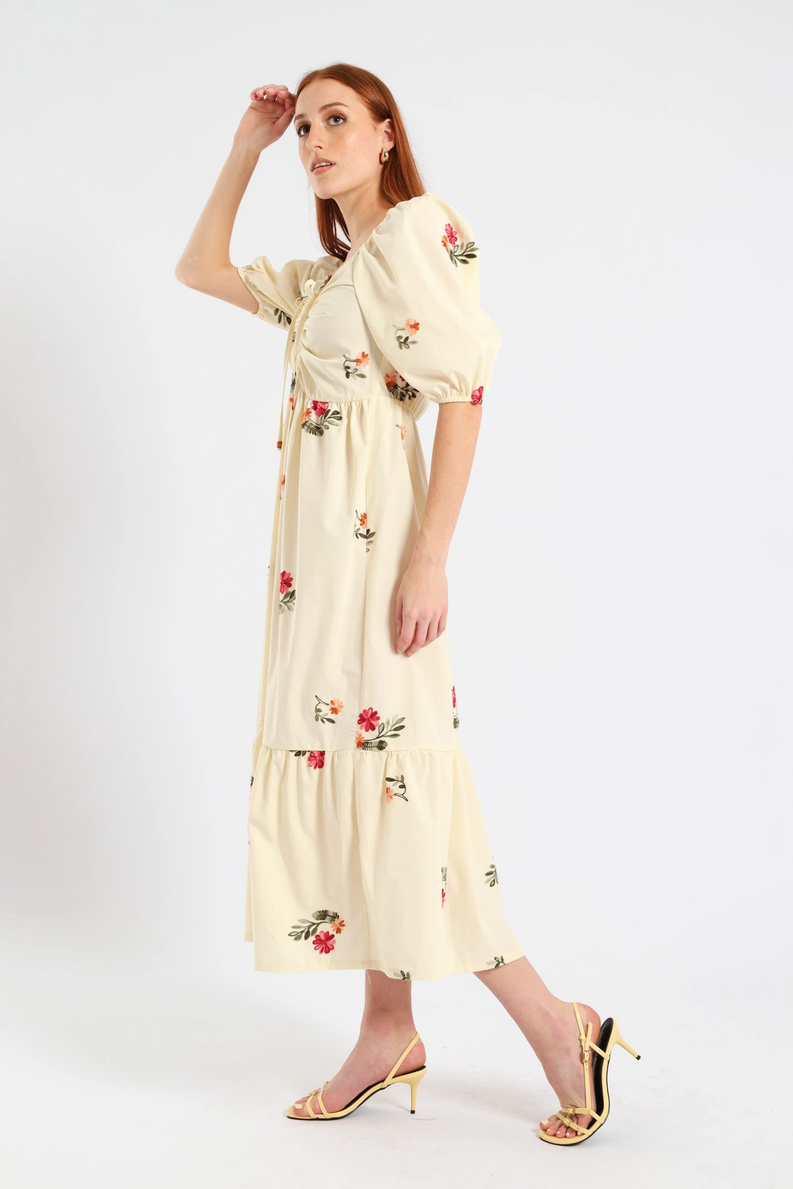 photo look Ruched Tiered Midi Dress - Cream