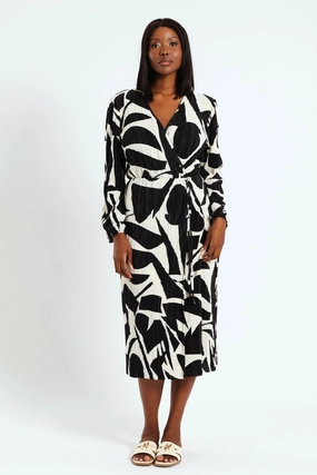 Chic Comfort Look Mock Wrap Plisse Midi Dress - Black/Cream