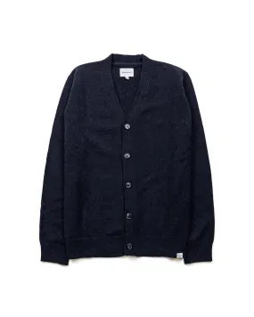 Norse Projects Adam Lambswool Dark Navy goes with sneakers