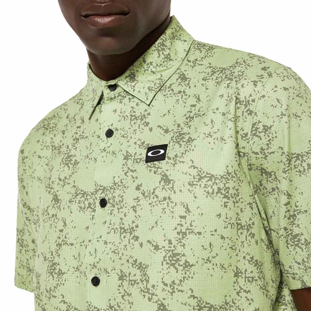 Oakley - Men's Sand Camo Woven Short Sleeve Shirt (FOA404369 9VN) Airy material Anti Pilling Treatment