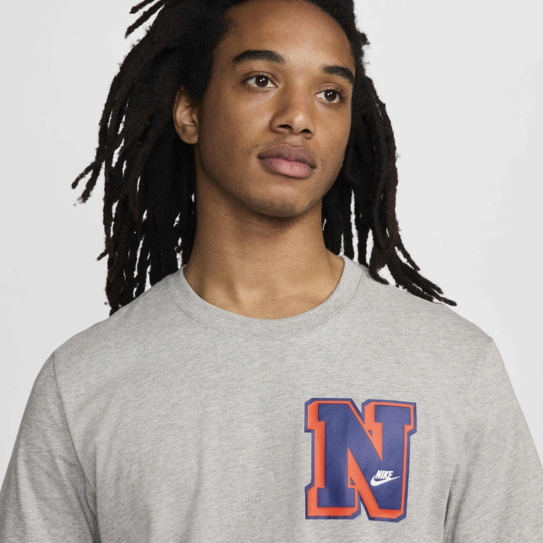 Flexible Neckband Sportswear Club Seasonal T-shirt