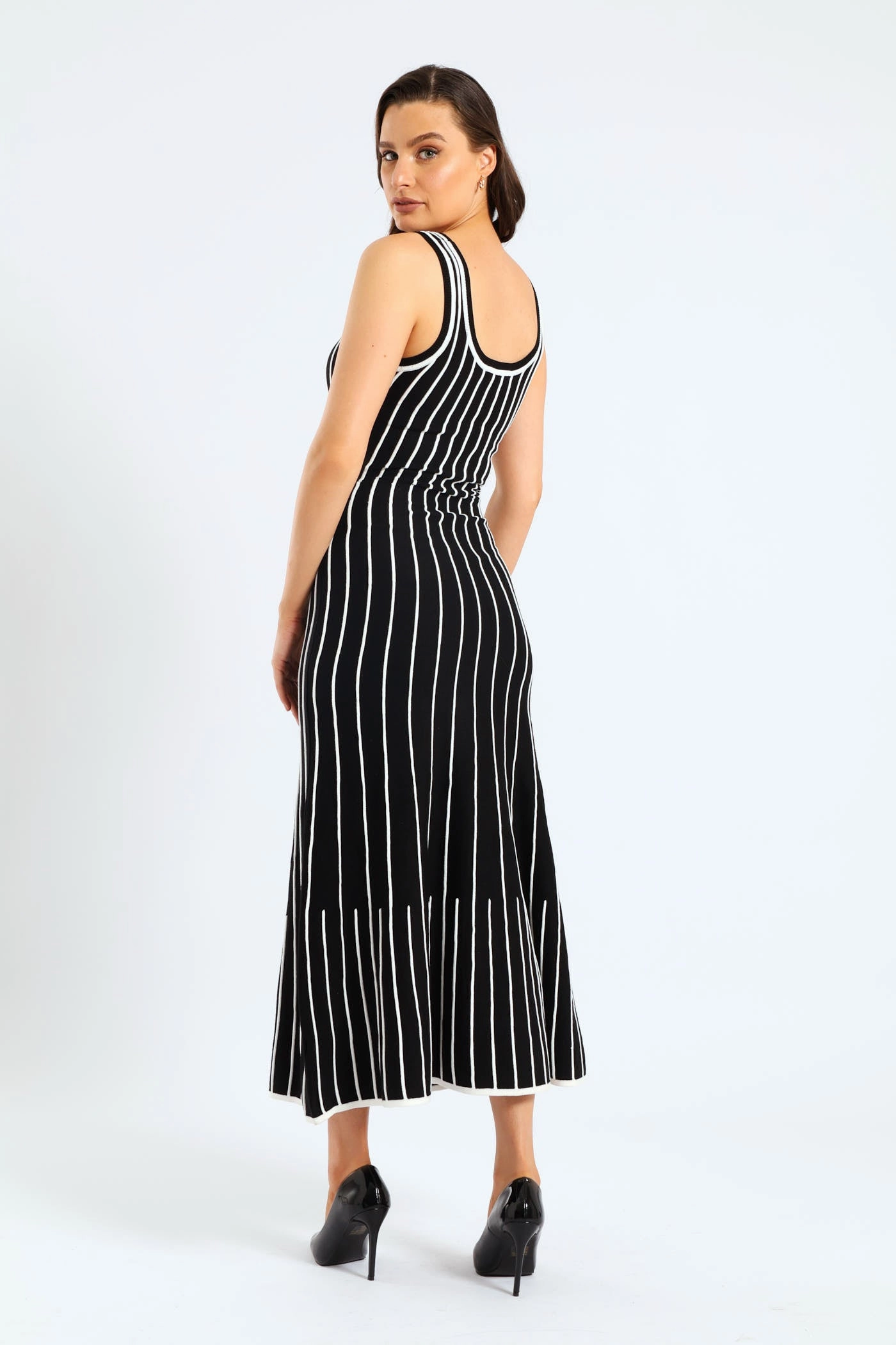 V-Neck Contrast Knitwear Midi Dress - Black/White Retro Vibes Bold Touch